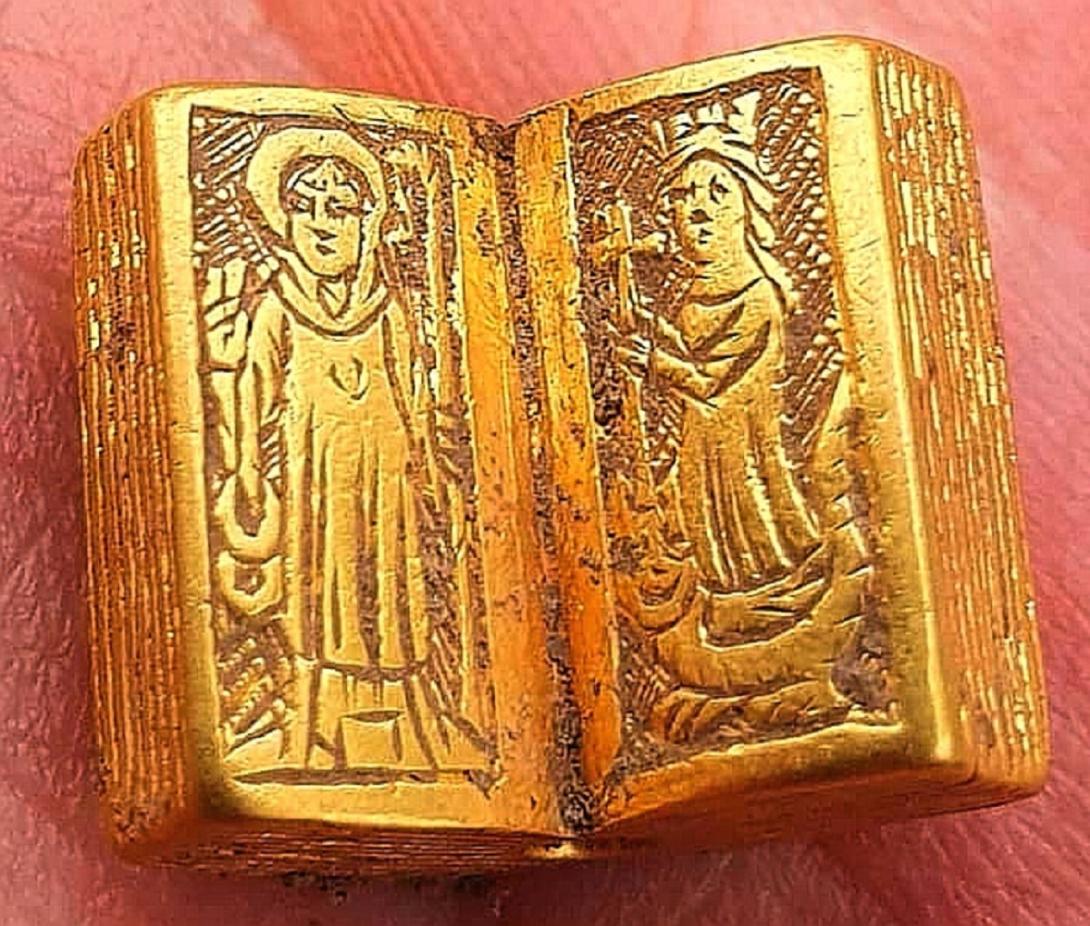 Enfermeira encontra rara miniatura de Bíblia feita de ouro na Idade Média-0
