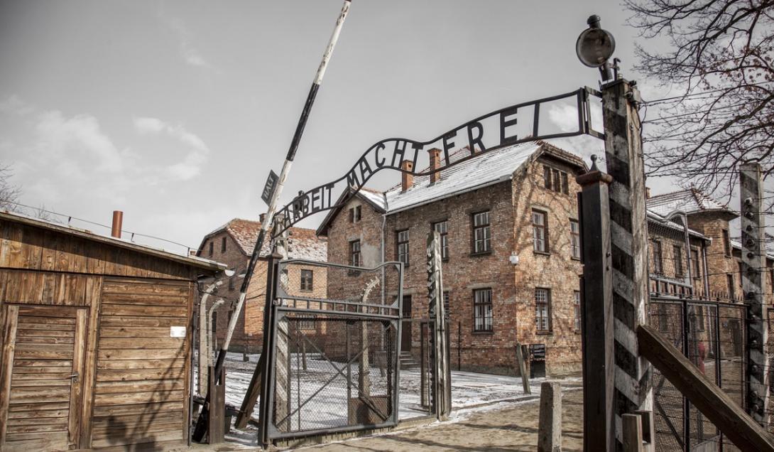 Turista holandesa é presa por fazer saudação nazista em Auschwitz-0