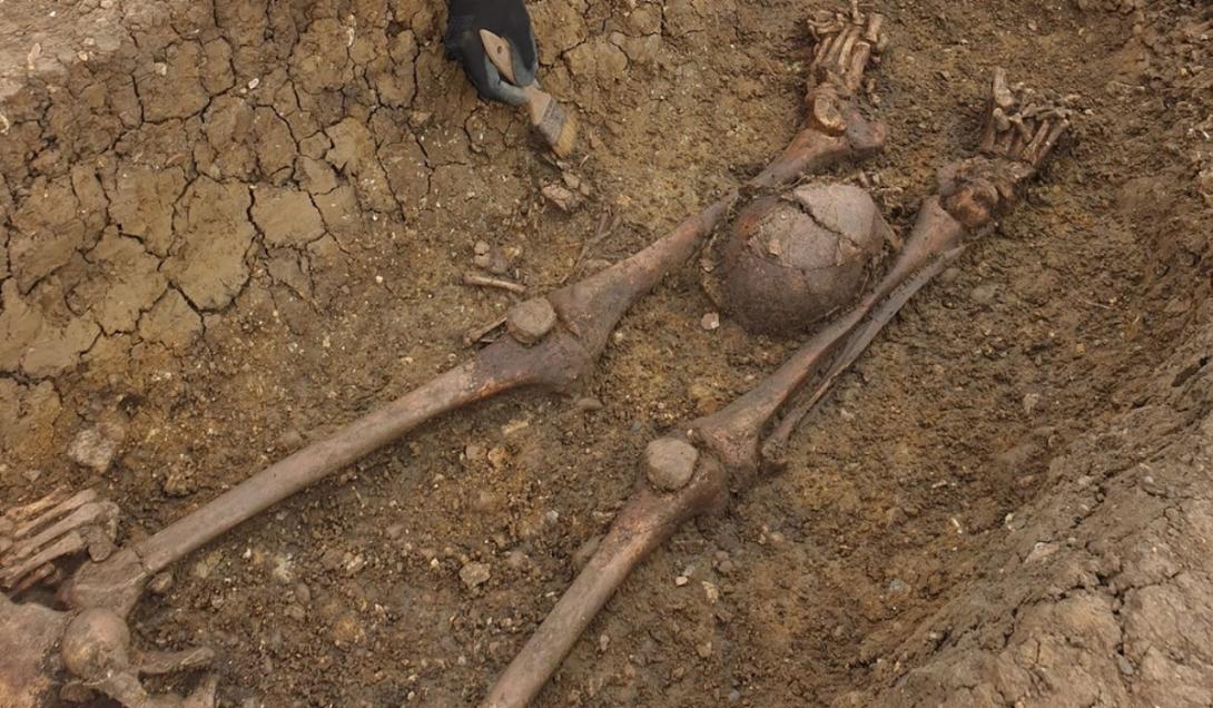 Esqueletos romanos com crânio entre as pernas surpreendem pesquisadores na Inglaterra -0