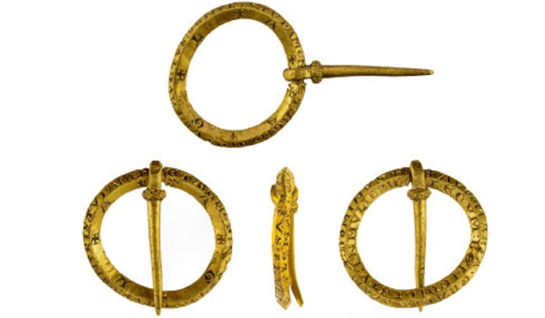 Broche medieval com inscrições sobrenaturais é encontrado na Inglaterra-0