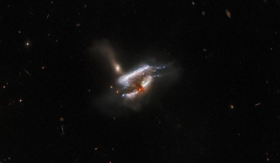 Telescópio Hubble capta imagem espetacular da colisão de três galáxias-0
