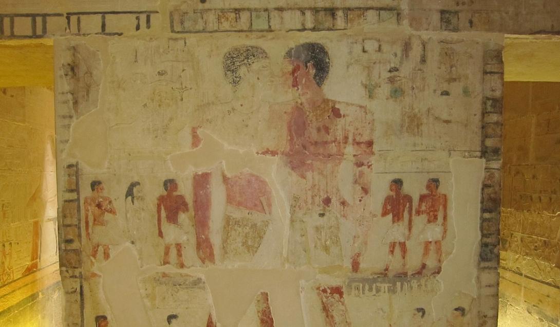 Tumba egípcia com gravuras de dois homens abraçados intriga pesquisadores-0