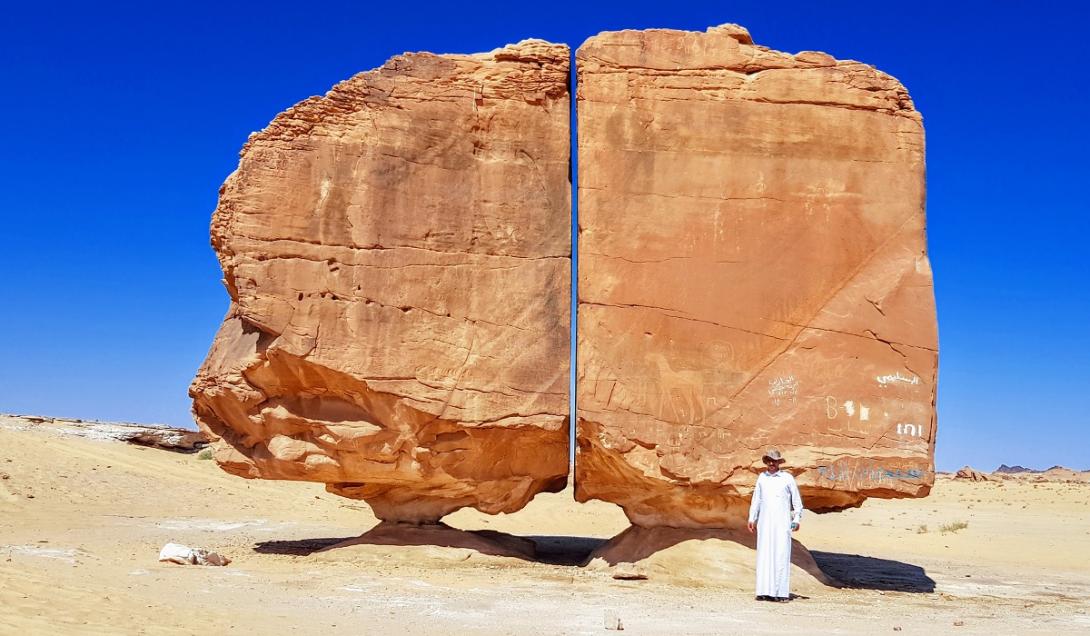 O mistério de Al Naslaa: como uma rocha de 4  mil anos foi partida ao meio de forma perfeita?-0