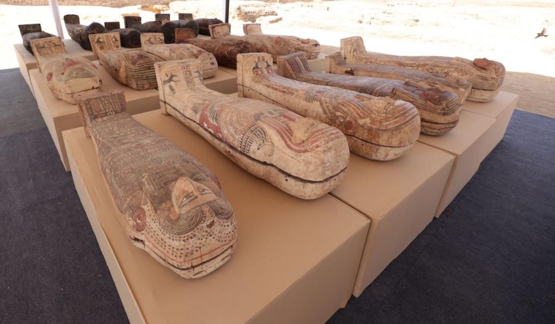 Mais de 250 sarcófagos bem preservados e estatuetas de deuses são encontrados no Egito-0