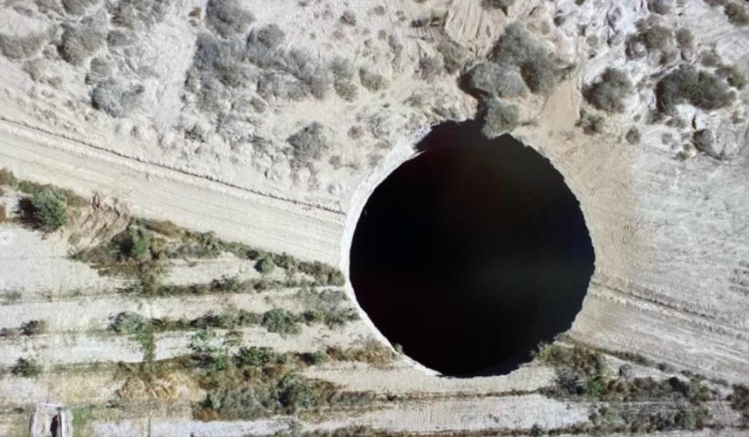 Misterioso buraco gigante aparece no deserto do Atacama, no Chile-0