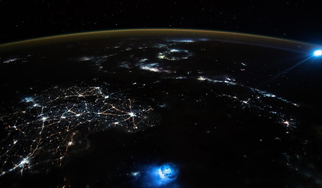 Astronauta fotografa estranhas bolhas azuis na atmosfera da Terra-0