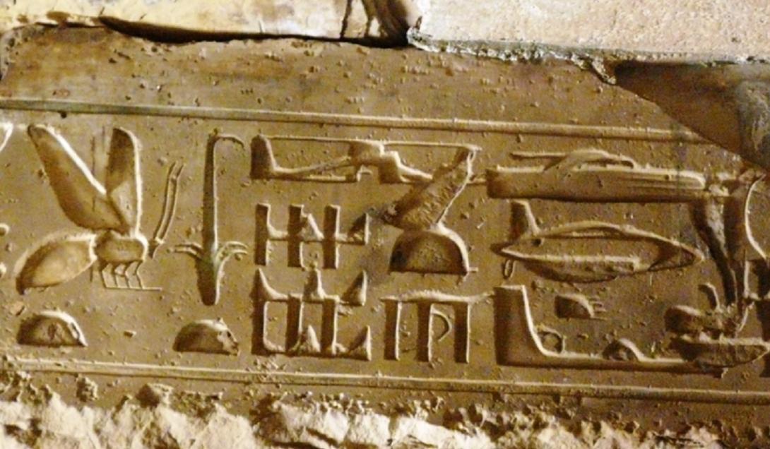 Viagem no tempo? Hieróglifos egípcios mostrariam helicóptero e avião-0