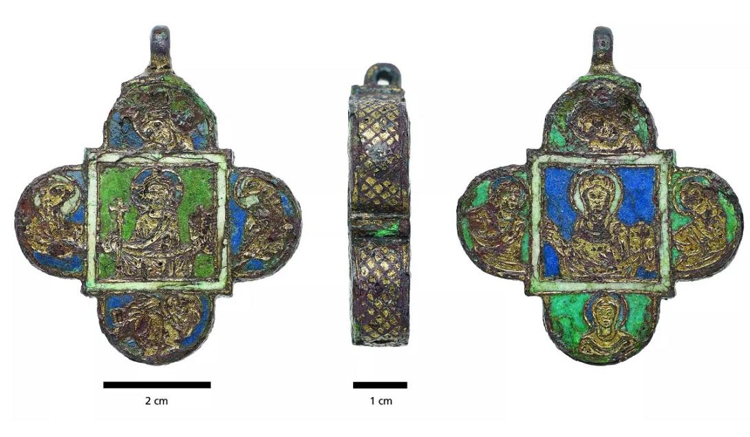 Pingente medieval encontrado no lixo pode conter ossos de um santo-0