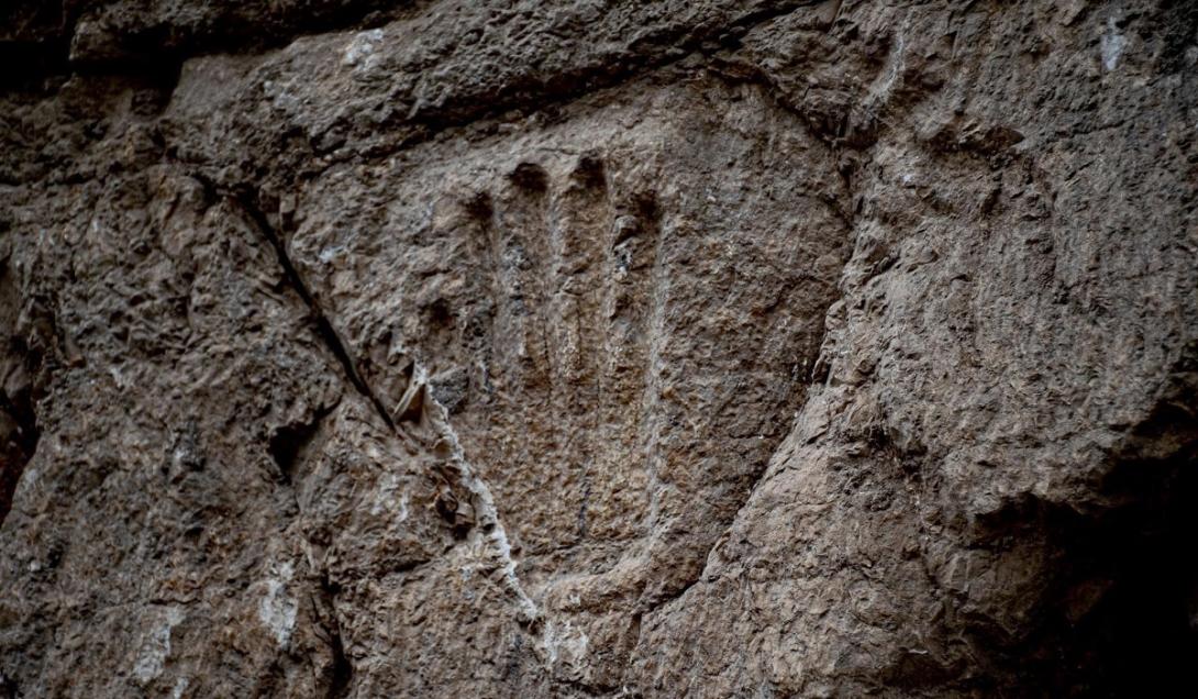 Misteriosa marca de mão é encontrada em fosso da época das Cruzadas em Israel-0