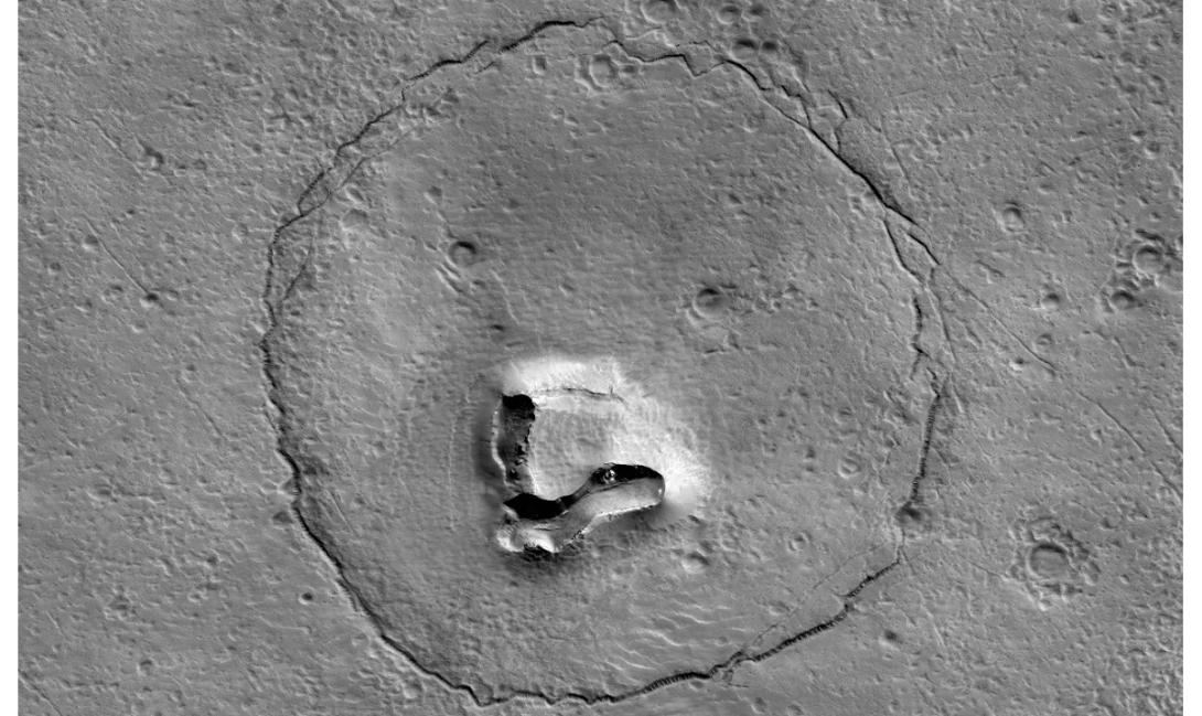 Sonda da NASA fotografa "rosto de urso" na superfície de Marte-0