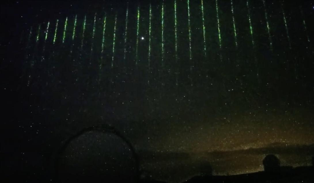 O que é a estranha "cortina" de luzes verdes avistada no céu do Havaí?-0