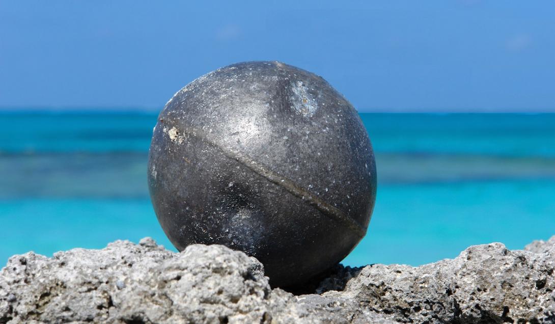 Mistério: grande esfera de metal aparece em praia no Japão e intriga autoridades-0