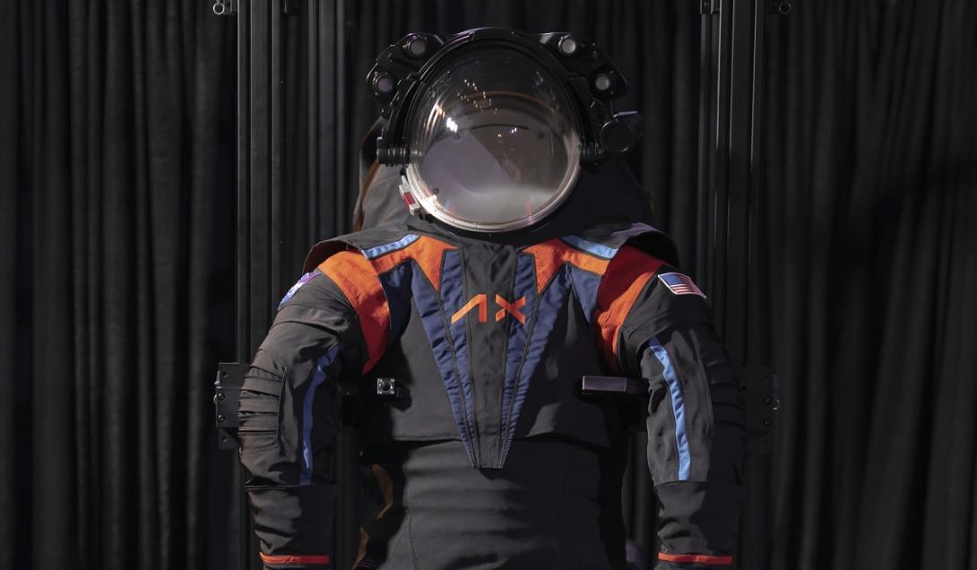 NASA apresenta novo traje espacial que será usado na próxima viagem à Lua-0