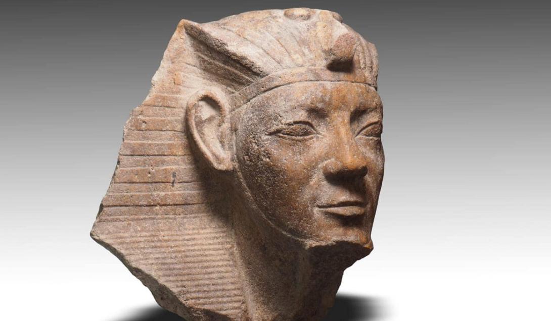 Estátuas de faraós são encontradas nas ruínas de importante templo do sol no Egito-0