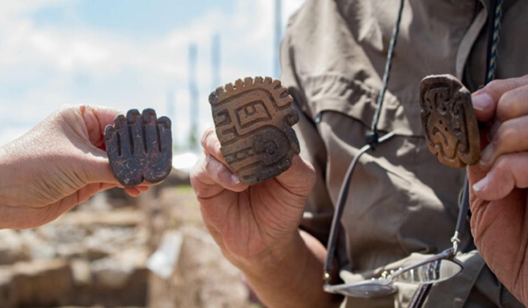 Carimbos de 3 mil anos são encontrados em sepultura de sacerdote no Peru-0
