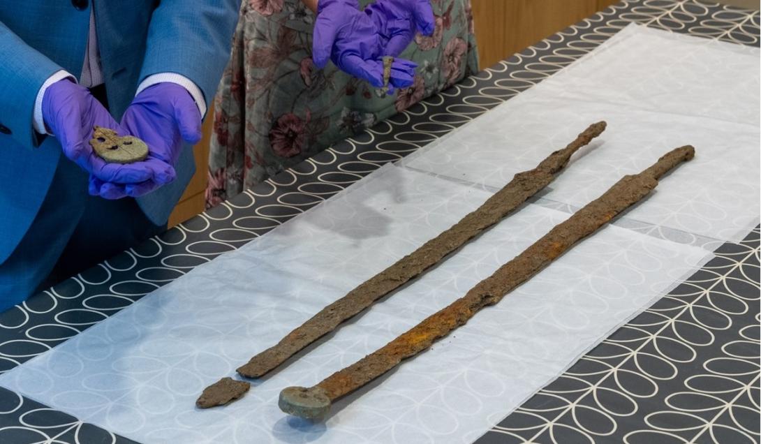 Espadas do Império Romano são encontradas por caçador de tesouro amador na Inglaterra-0