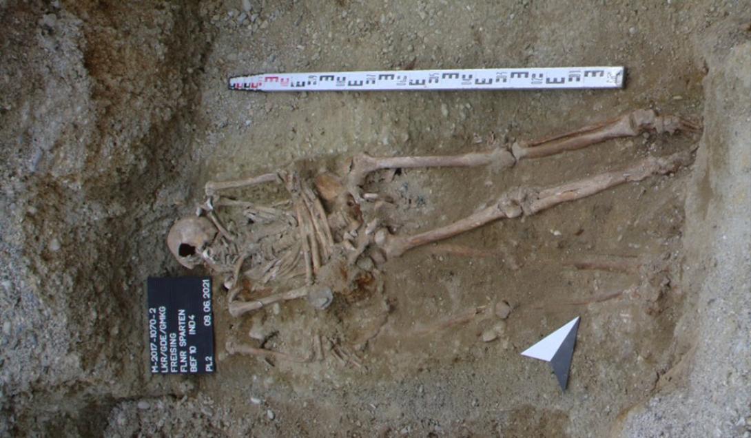 Esqueleto medieval com dedos metálicos na mão esquerda é encontrado na Alemanha-0