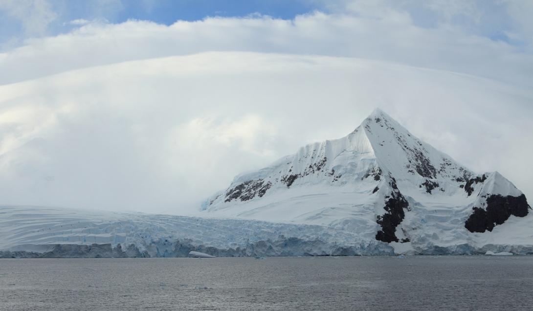 Revelada a verdadeira origem da montanha em forma de pirâmide na Antártida-0
